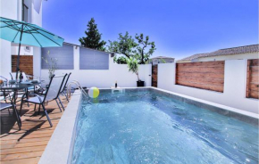 Beautiful home in Salon de Provence w/ Outdoor swimming pool, WiFi and 2 Bedrooms